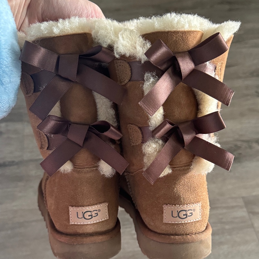 UGG BAILEY BOW Adult US 8, chestnut, very good condition,